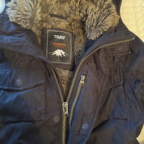 Aritzia TNA Winter Puffer Coat - Picture 3 of 7
